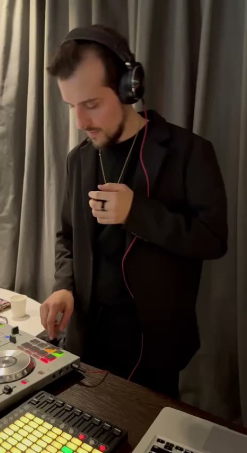 DJ Роман Эмволк за пультом